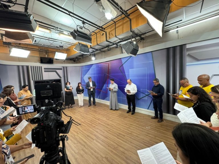 Em tarde de bênção, Dom Paulo Jackson visita a Redação da TV Tribuna