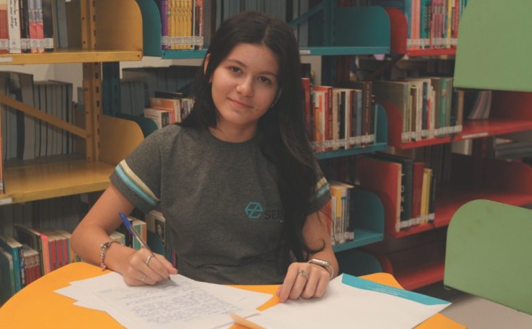 Estudante de Vitória vence etapa de concurso de cartas
