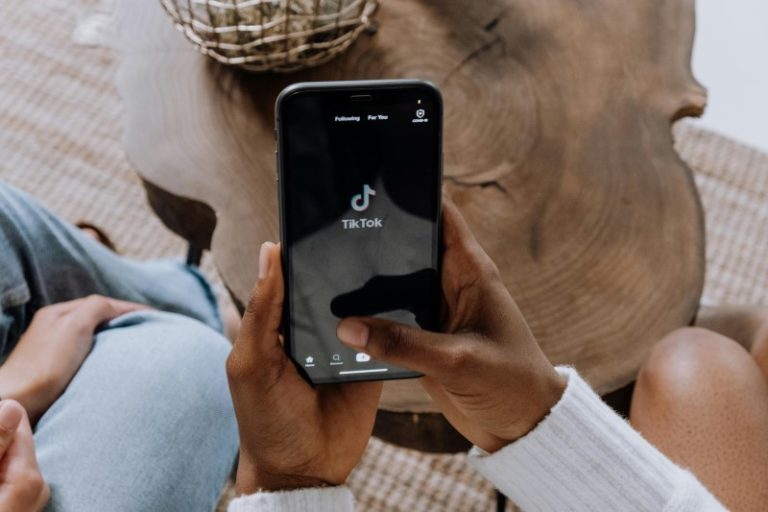 TikTok é multado em US$ 600 milhões na Europa por riscos de espionagem na China