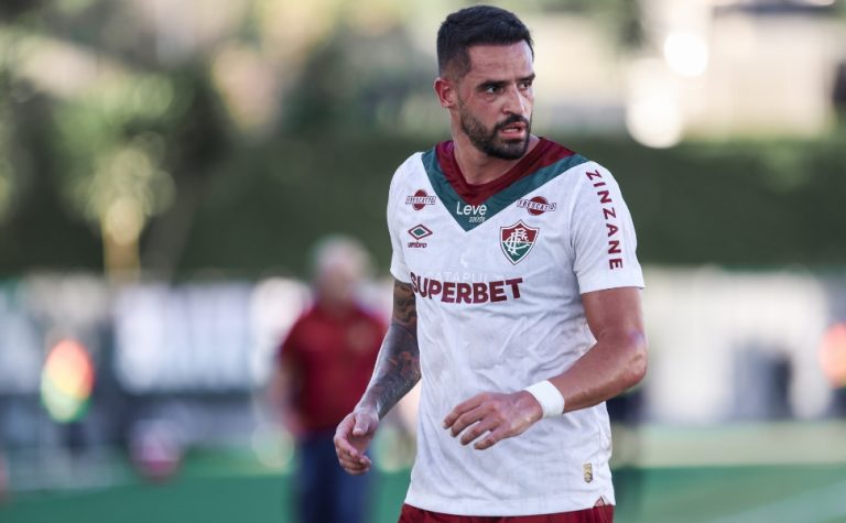 Fluminense anuncia a rescisão de contrato com o veterano meia Renato Augusto