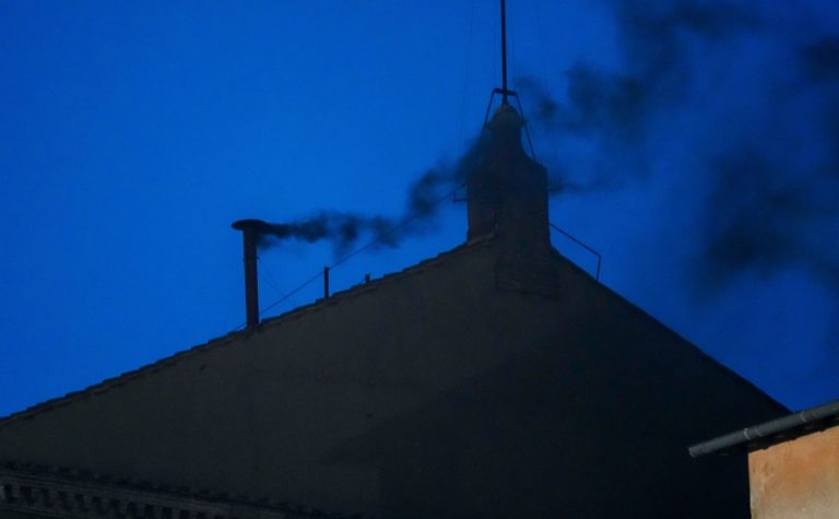 Ainda não há papa eleito: fumaça preta sai da chaminé da Capela Sistina