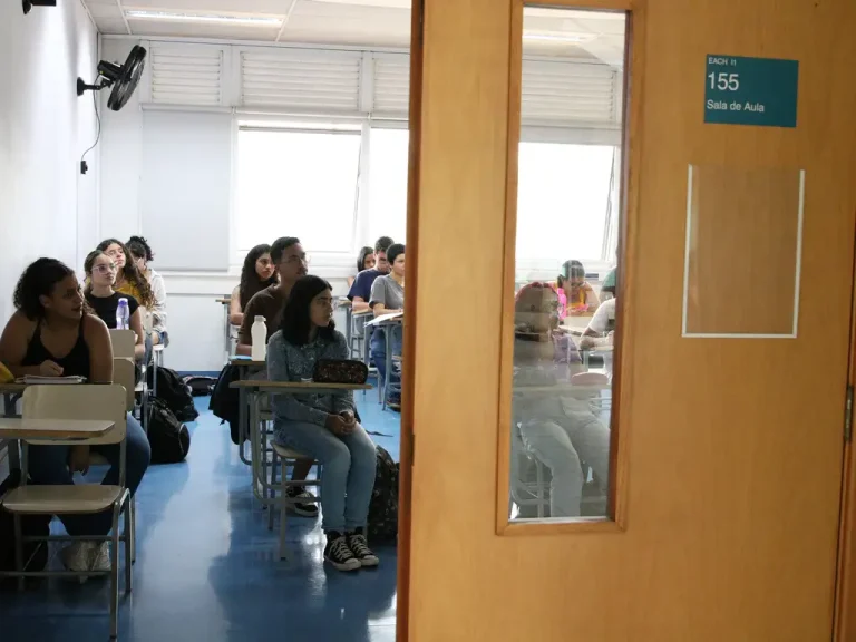 Governo Lula retoma apoio a cursinhos populares com bolsa de R$ 200 a estudantes