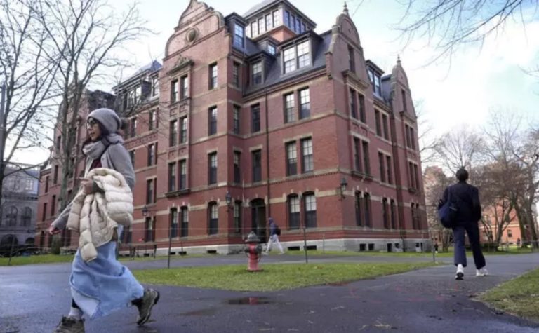 Governo Trump proíbe Harvard de matricular estudantes estrangeiros