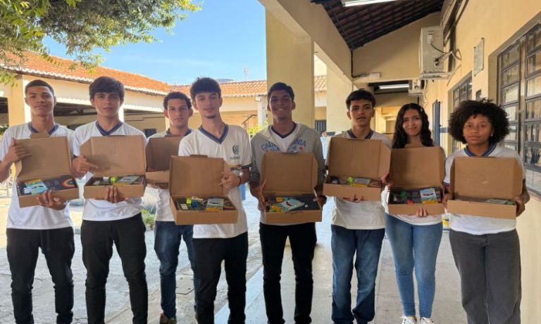 Governo de Pernambuco anuncia avanço nas entregas de kits e fardamento escolar