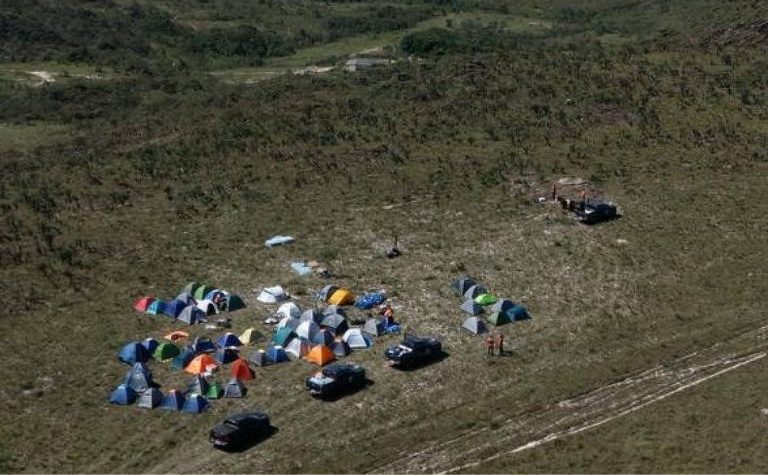 Grupo Legendários invade área ambiental protegida e moradores relatam transtornos