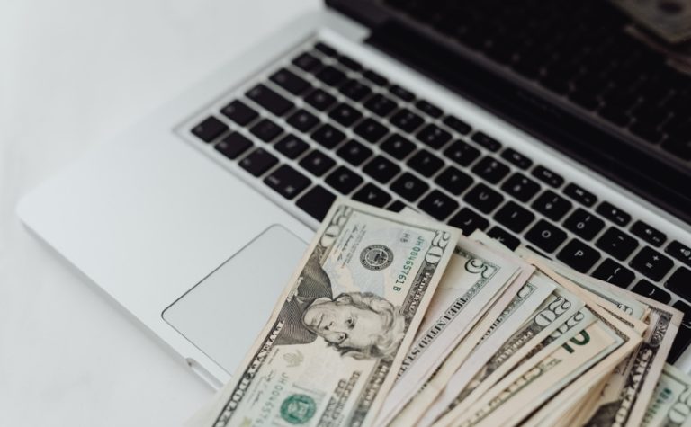 Influenciadora especialista em golpes é acusada de lesar clientes em R$ 3 milhões