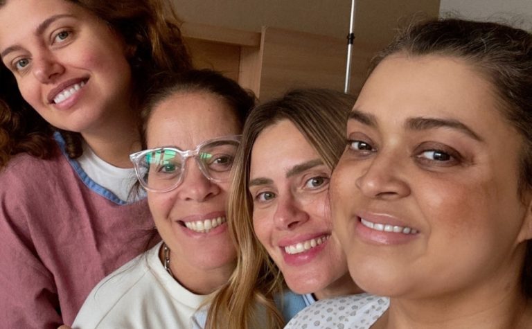 Internada, Preta Gil recebe visita de Carolina Dieckmann e amigas: ‘minhas meninas’