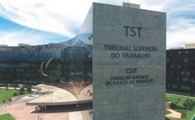 Bancária de atestado tira foto no crossfit e vence ação contra justa causa