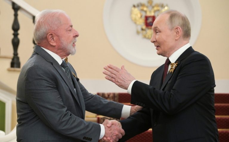 Lula assiste a desfile militar e faz reunião com Putin na Rússia