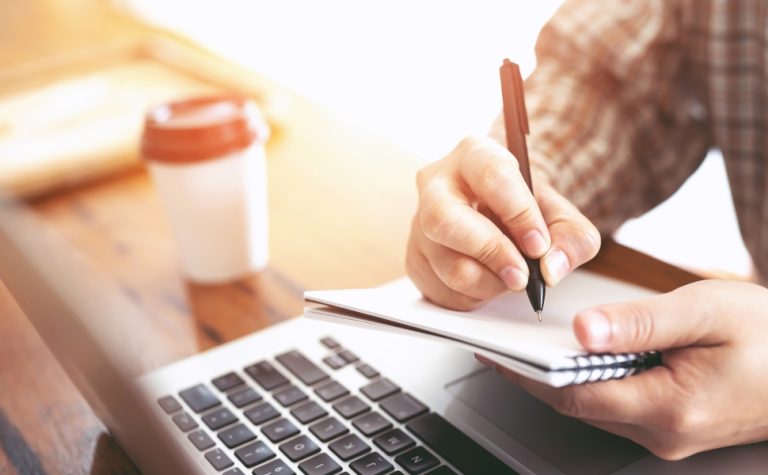 MEC proíbe modalidade EAD para 5 cursos e reduz limite de aulas online
