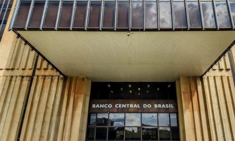 Banco Central eleva Selic a 14,75% ao ano, maior nível em quase 20 anos