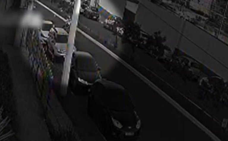 Motociclista atropela bola chutada para fora de estádio, cai e quebra a perna