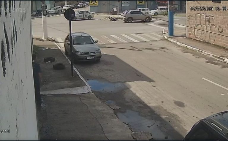 Motociclista é atingido por carro na Avenida Carlos Lindenberg