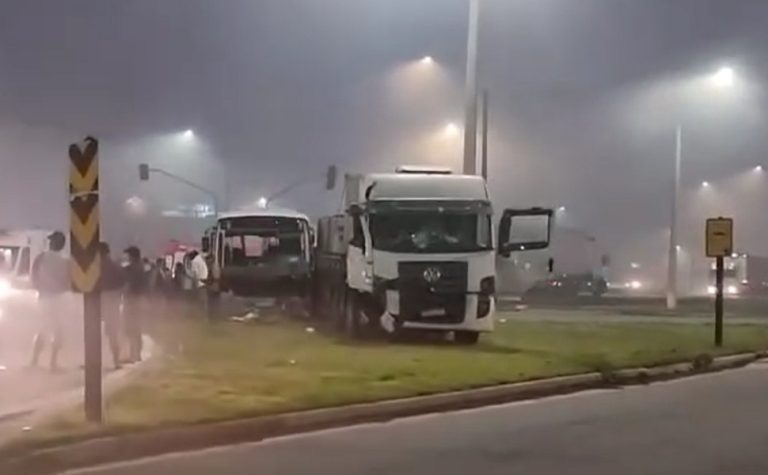 Motorista de ônibus morre em acidente na BR-101 no Norte do ES; veja vídeo
