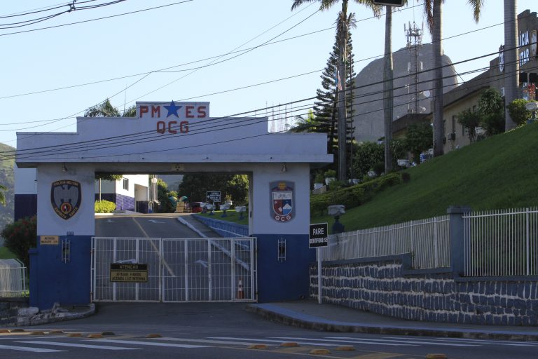 Mulher agredida por companheiro pede ajuda no Quartel da Polícia Militar em Vitória