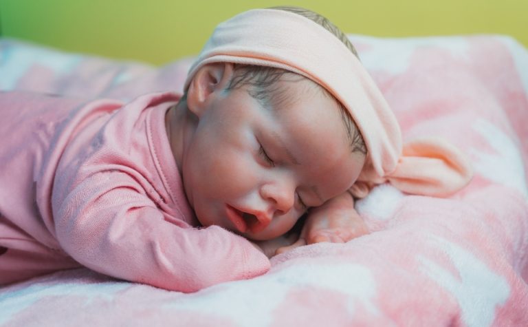 Mulher tenta vacinar bebê reborn em posto de saúde: ‘só abrir uma agulha e fingir’