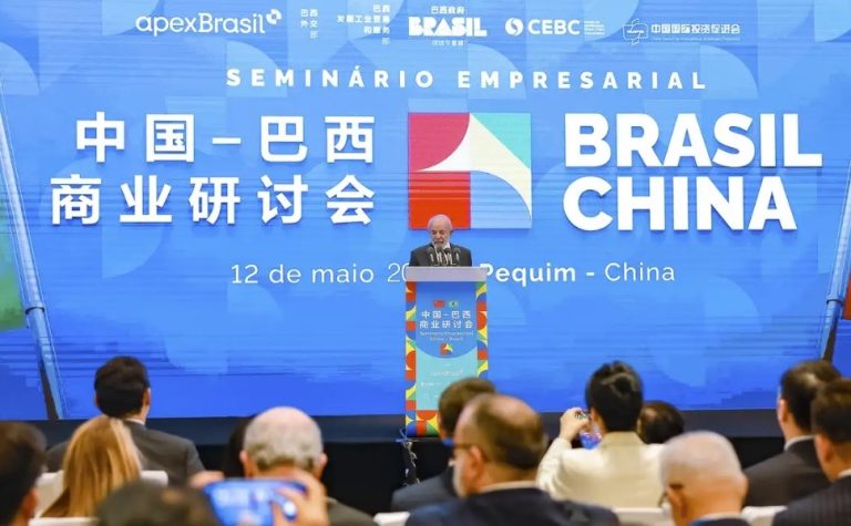 Na China, Lula volta a criticar Trump pela ‘taxação que tentou impor ao planeta