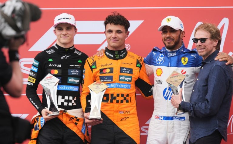 Norris leva a melhor em corrida sprint marcada pela chuva e acidentes