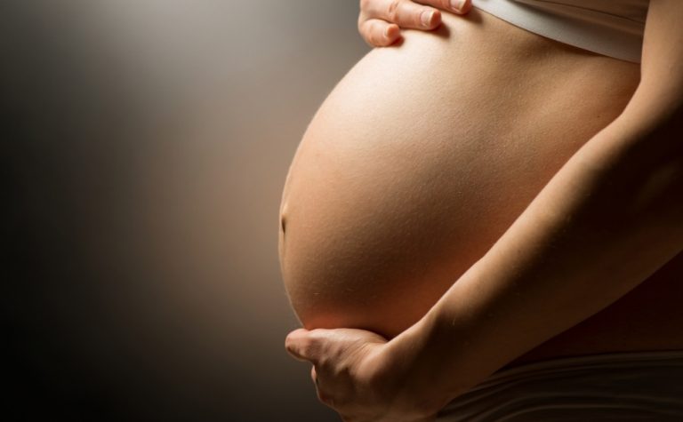 O que pode fazer a mãe perder o bebê no final da gestação?
