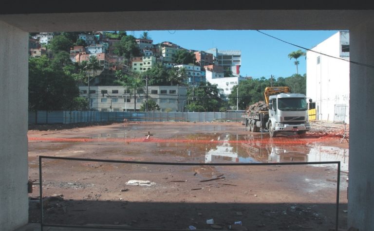 Obra do ginásio que desabou em Vitória só vai ser retomada após laudo