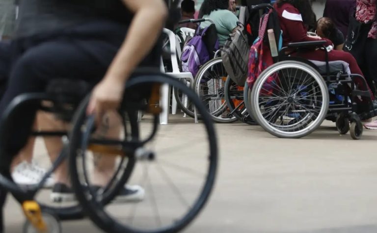 Onde estão e quantos são os brasileiros com deficiência, segundo o Censo do IBGE