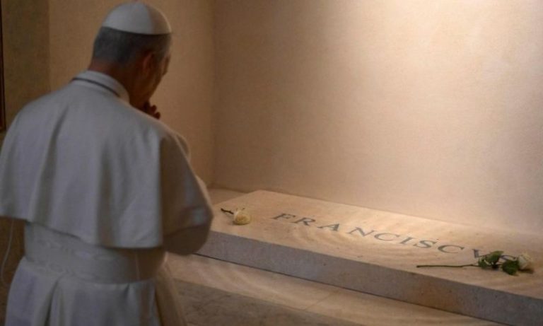 Papa Leão 14 reza diante do túmulo de Francisco em Roma
