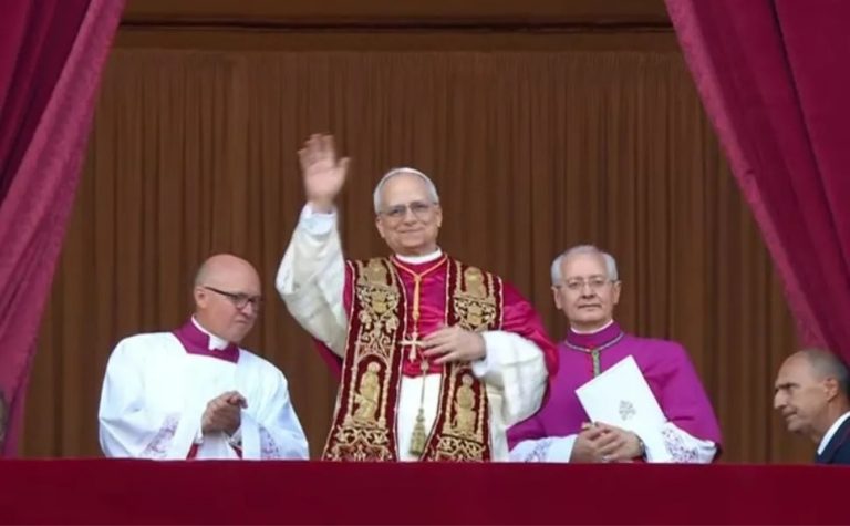 Papa pede fim da guerra de palavras e libertação de jornalistas presos