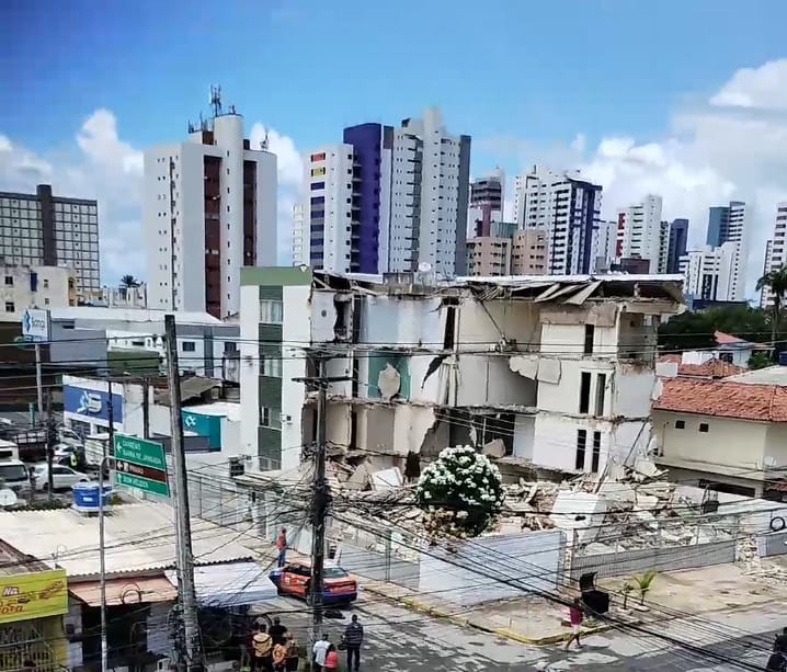 Prédio desaba na manhã desta terça-feira em Piedade, Jaboatão; COM VÍDEO