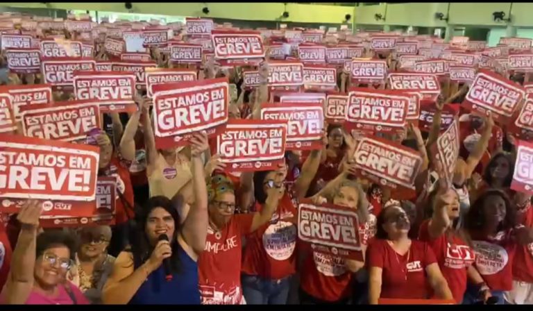 Professores do Recife rejeitam proposta da prefeitura e entram em greve