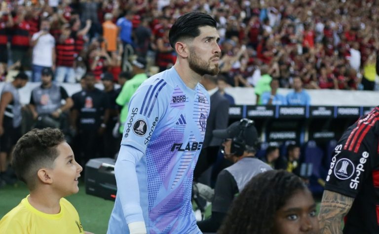 Rossi engata milagres quando precisa e flerta com idolatria no Flamengo