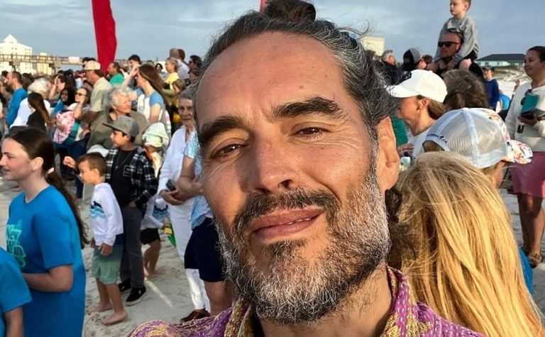 Russell Brand, acusado de estupro, responderá crimes em liberdade condicional