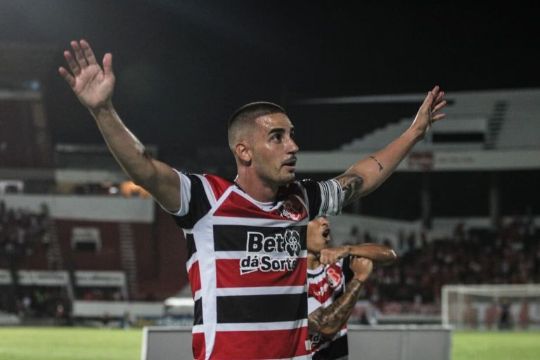 Santa Cruz vence o América-RN no Arruda e assume a liderança do grupo