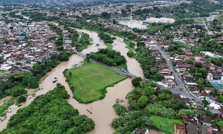 Seis rios entram em alerta e dois transbordam em Pernambuco; Capibaribe preocupa