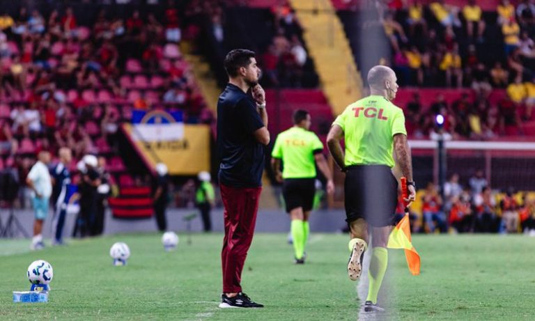 António Oliveira pede apoio incondicional e jogadores emocionalmente fortes