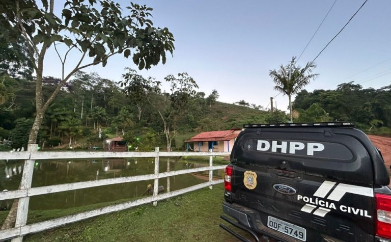 Suposto líder do tráfico de drogas é encontrado debaixo da cama