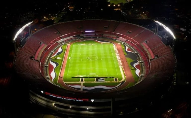 Torcedor do São Paulo atingido por placa recebe alta, mas pai continua sedado
