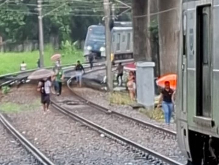 Para variar, Metrô do Recife volta a parar e usuários saem a pé pelos trilhos