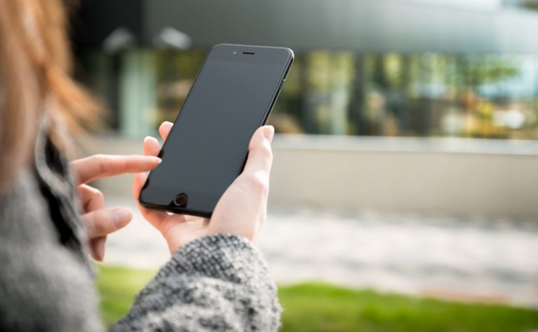 Uso de celular pode causar dores e até hérnia de disco