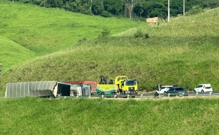 VÍDEO | Acidente com carreta afeta trânsito na BR-101 em Anchieta