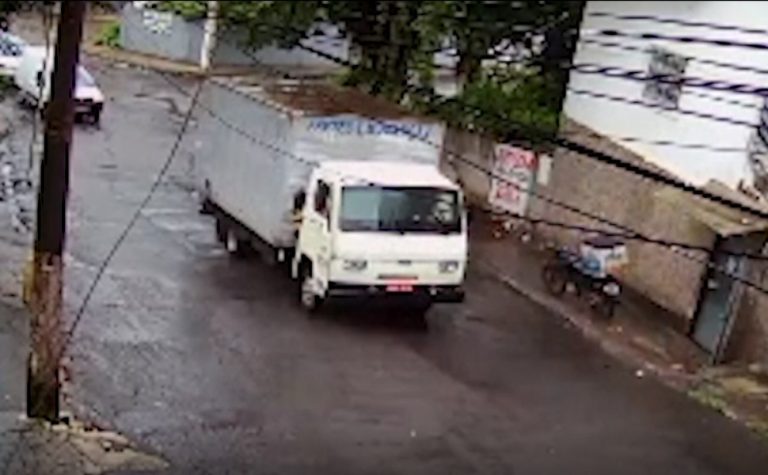 VÍDEO | Caminhão desgovernado desce ladeira e atinge carros e muro em Vila Velha