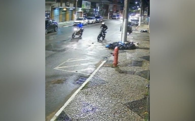 VÍDEO | Entregador tem bicicleta elétrica roubada por assaltantes em Vila Velha
