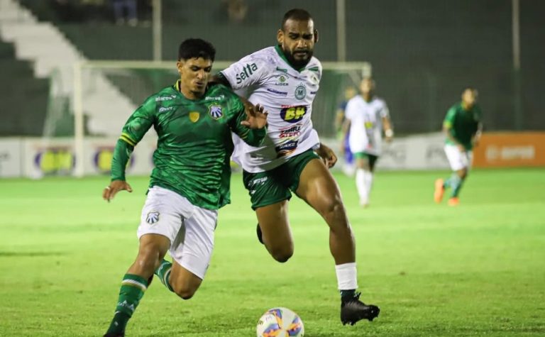 VÍDEO | Jogo em MG fica 43 minutos parado após árbitro voltar atrás em gol polêmico