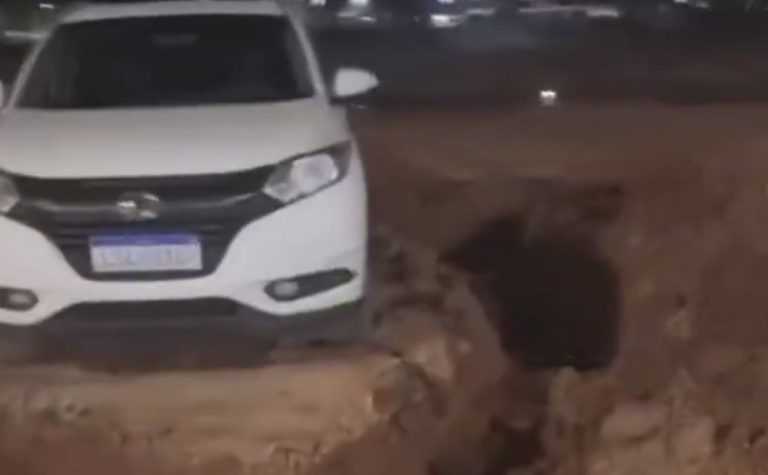 VÍDEO | Motorista estaciona em área proibida e carro é cercado com vala