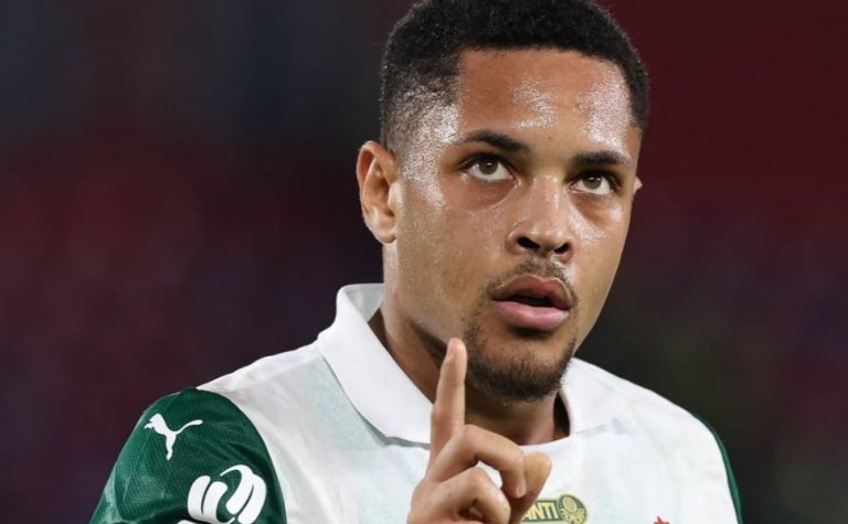 VÍDEO | Vitor Roque perde ‘gol mais feito do ano’ em vitória do Palmeiras