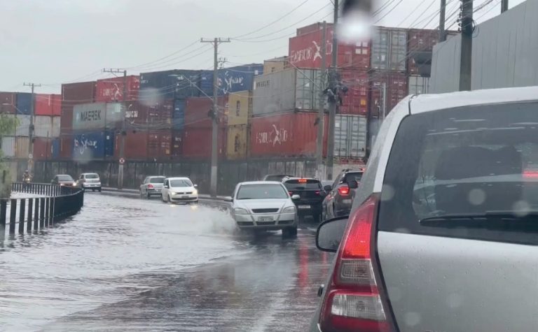 VÍDEOS | Vila Velha registra alagamentos após 50 milímetros de chuva em 24 horas