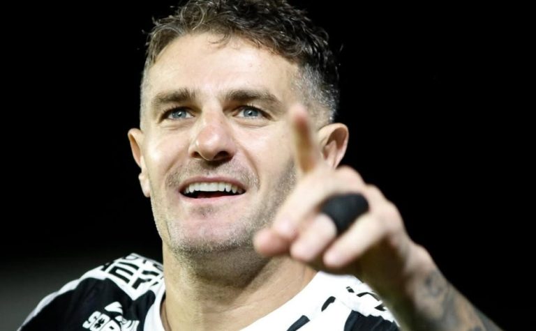 Vasco atropela Fortaleza com dois de Vegetti e deixa zona de rebaixamento