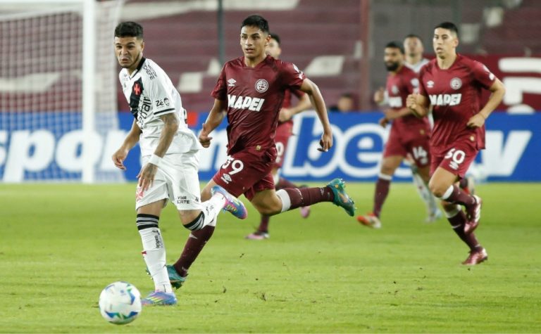 Vasco fica impedido de registrar novos jogadores por dívida com o Nantes