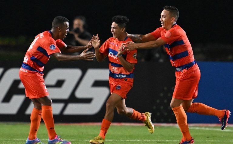 Vasco leva 4 de time venezuelano na Sul-Americana