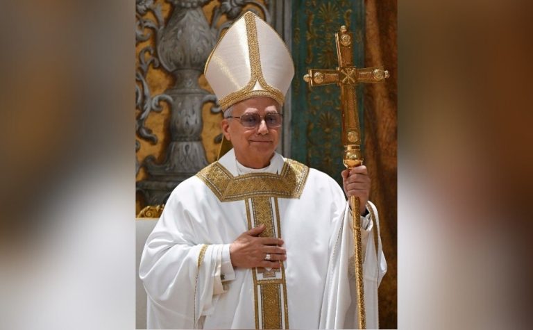 Vídeo do papa Leão 14 cantando em festa de Natal viraliza