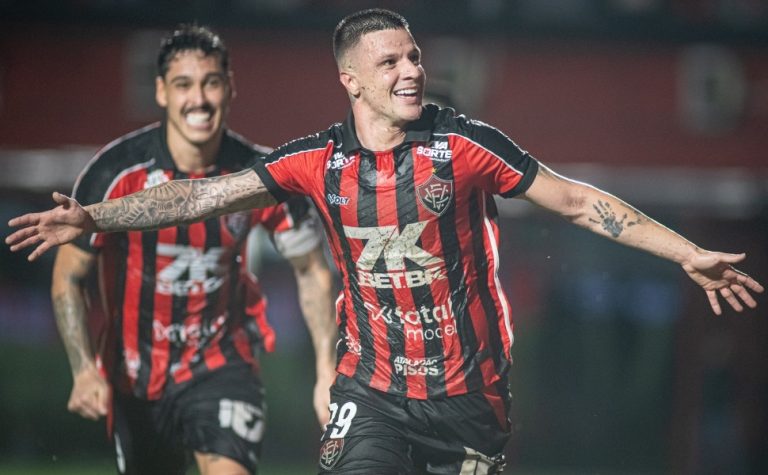 Vitória vira sobre o Vasco com um a menos e deixa rival na zona da degola